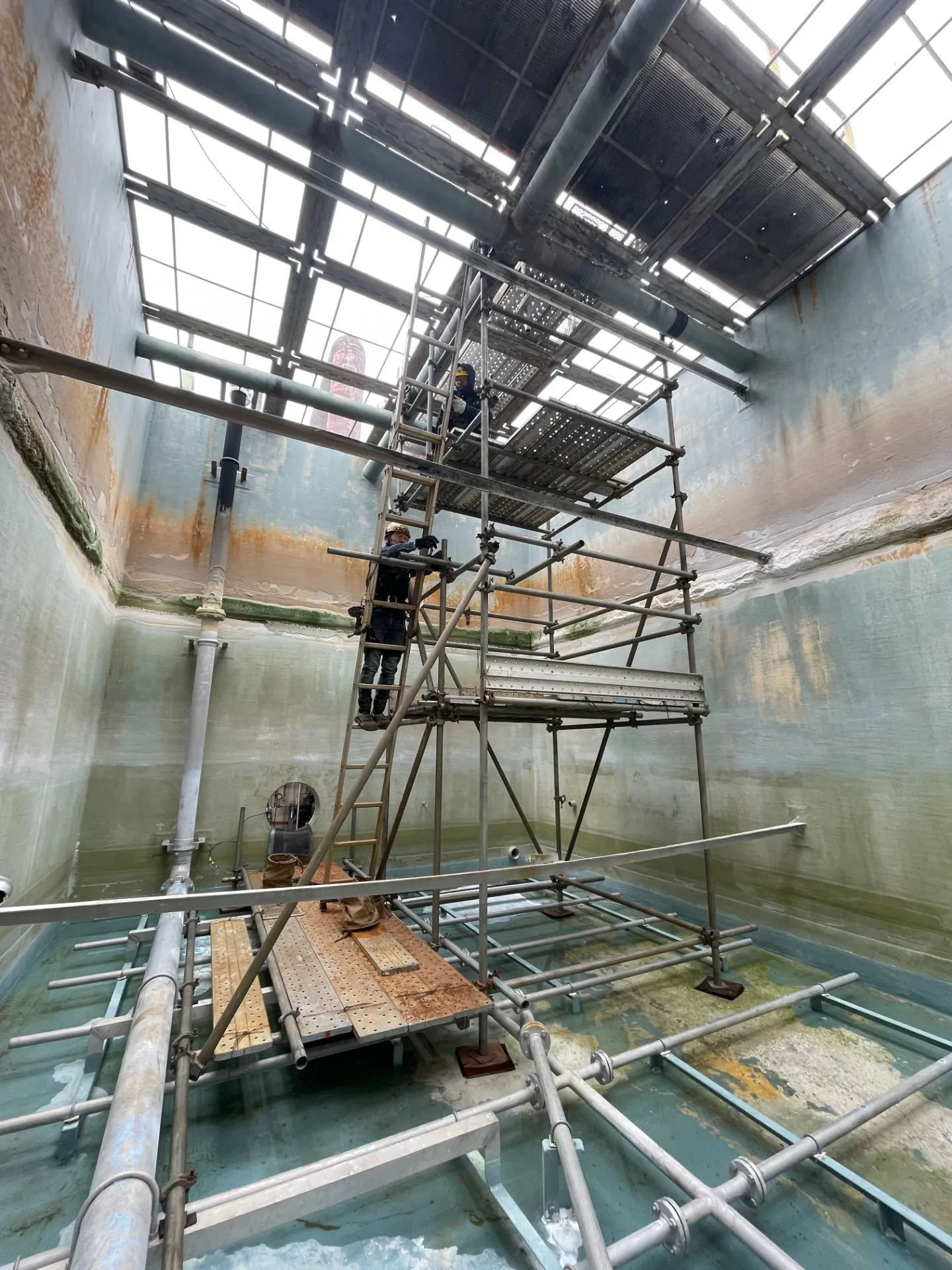 タンク内 配管取り換え用足場組立
